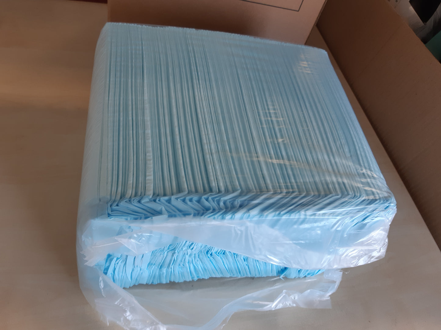 261722 - AMAZON BASICS Mbrojtëse stërvitjeje për qen dhe këlyshë, 5 shtresa, standarde, pako me 100 copë, blu/e bardhë
