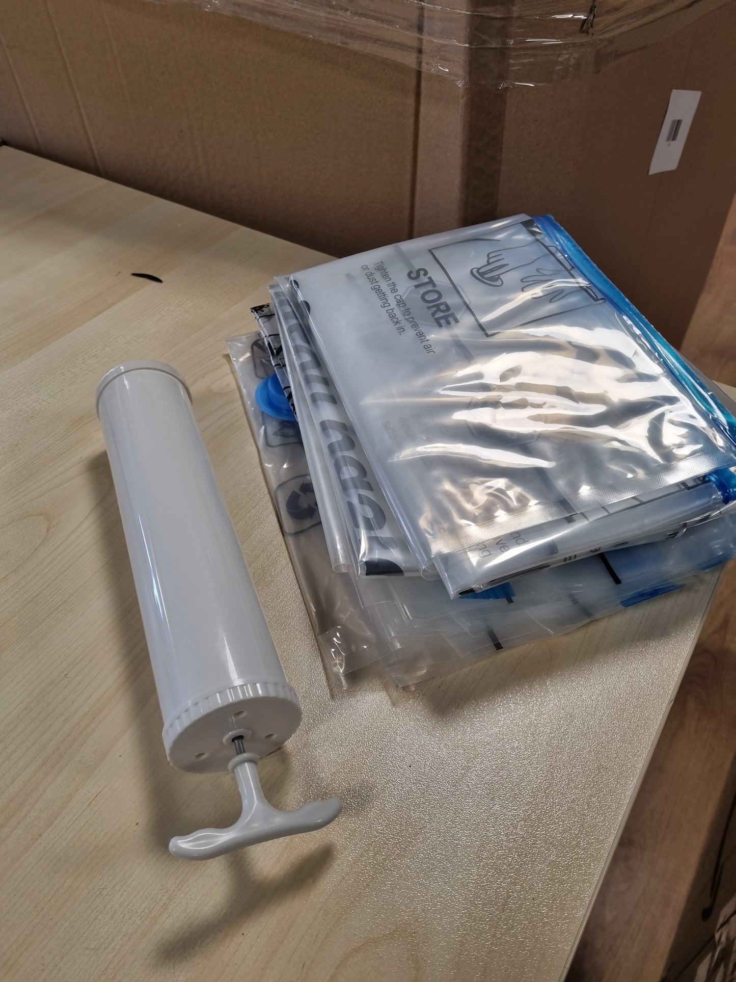 202002 - AMAZON BASICS Qese Ruajtjeje me Kompresion dhe Vakum me Pompë Dore dhe Zinxhir, Pako 6 copë (2xJumbo, 2xL, 2xM), Transparente, Ngjyrë e Paqartë