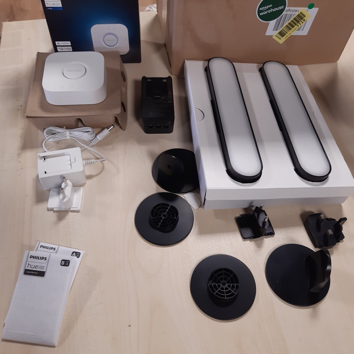 250045 - PHILIPS Hue White & Color Ambiance Play Lightbar, 2 copë (500 lm) dhe Hue Bridge, shirit ndriçimi LED i errësueshëm, 16 milion ngjyra, kontroll inteligjent, i zi