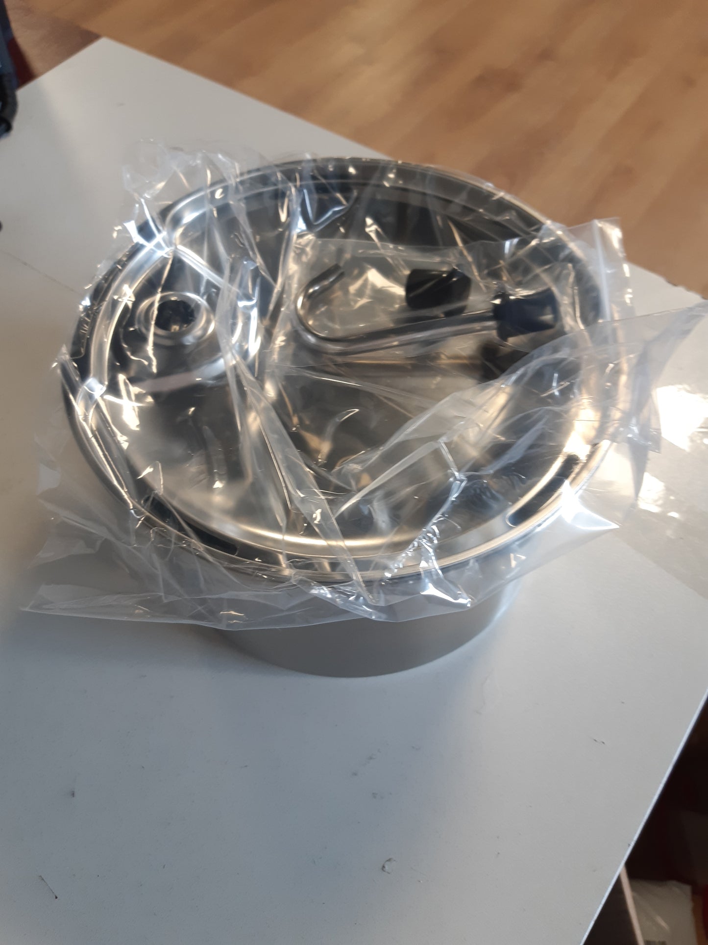 228306 - FEELNEEDY Shatërvan uji për mace prej çeliku inox 3.5L me rubinet, dozator uji i qetë me 3 filtra dhe karikues USB