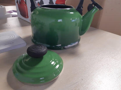157039 - LE CREUSET Çajnik Tradicional, Kapaciteti 2.1L, Materiali Çelik i Emaluar, Ngjyra Bambu, Kodi i Produktit 40102024080000