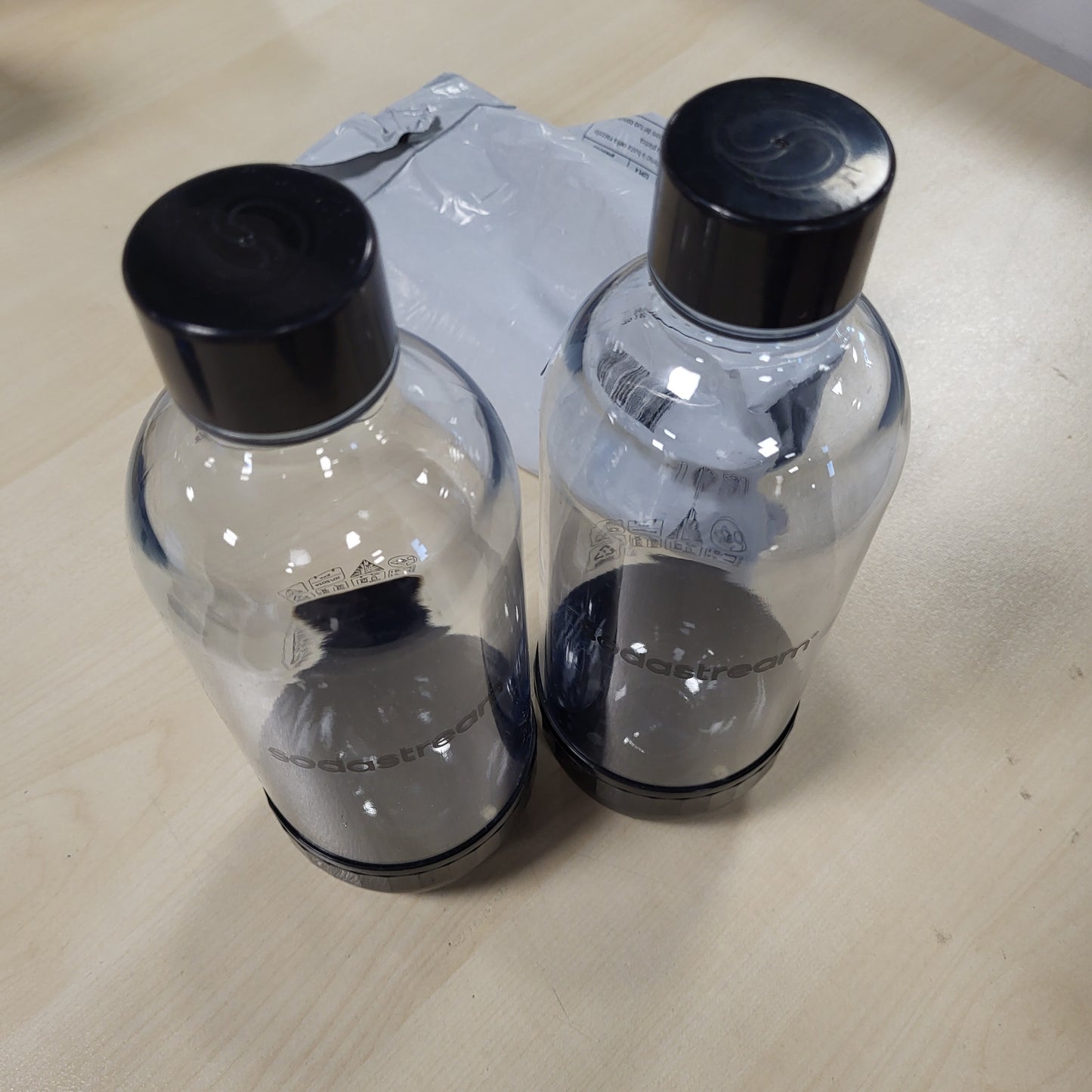262645 - SODASTREAM Classic – 2 shishe uji të ripërdorshme 1 L, të sigurta për larje në enëlarëse, të pajtueshme me Gaia, Spirit, Terra, E-Terra, Art, Enso, Power, Cool, Easy, One Touch, Genesis.