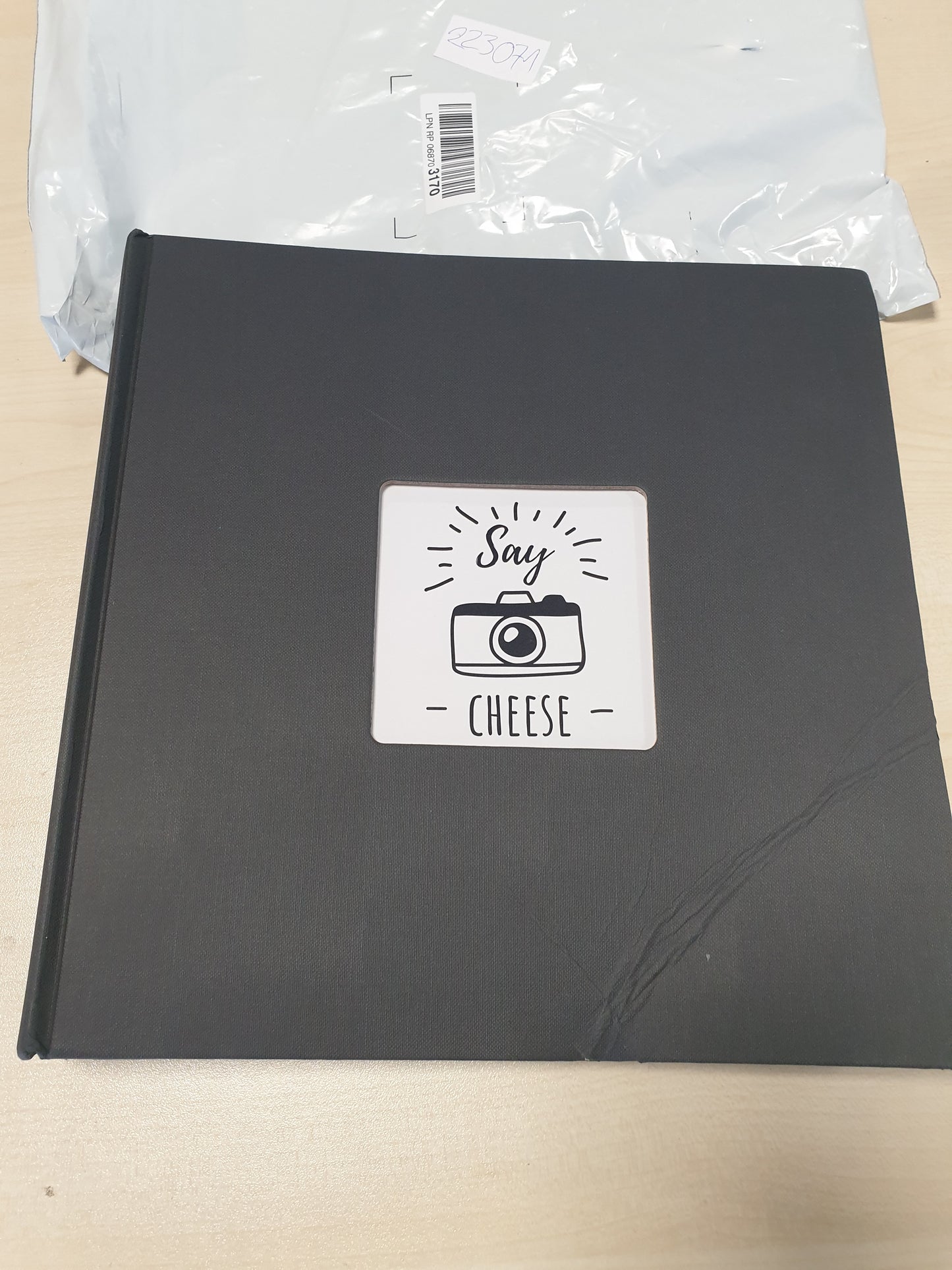 223071 - HAMA Album Fotosh Jumbo 'Fine Art' 30×30cm (100 Faqe të Zeza për 400 Foto 10×15cm, Dritare Kopertine e Personalizueshme, Format Elegant Katror) i Zi