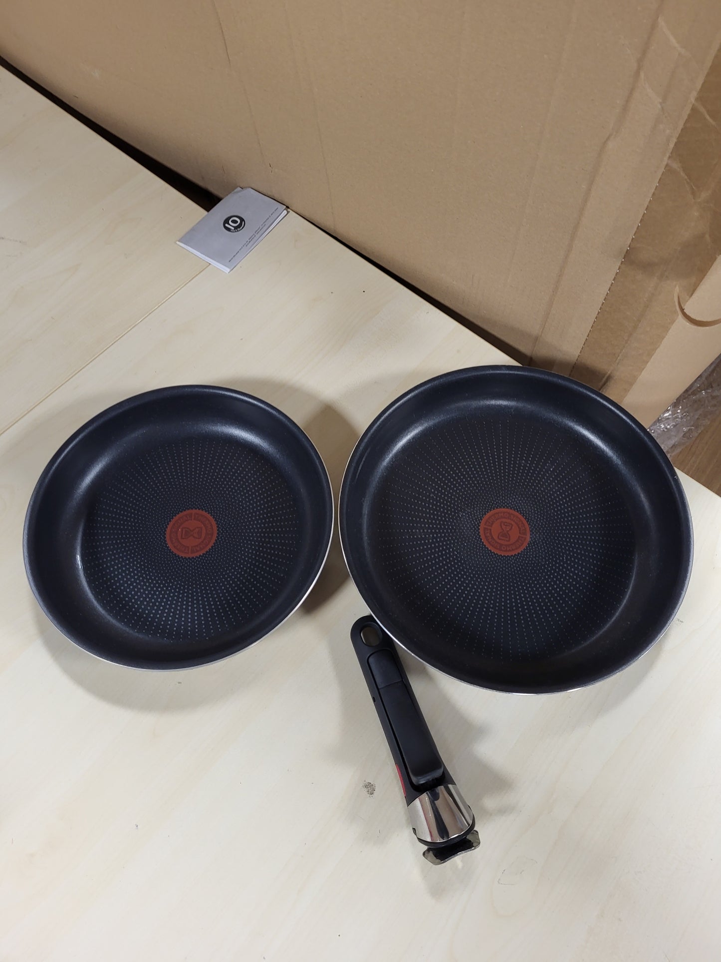 213237 - TEFAL Set me 2 tiganë 24/28 cm, Dorezë e lëvizshme, Veshje jo-Ngjitëse