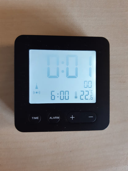 263013 - TFA Dostmann Orë me alarm radio dixhitale 60.2545.01, e zezë, 66 x 22 x 68 mm, 2 bateri AAA 1.5 V (nuk përfshihen)