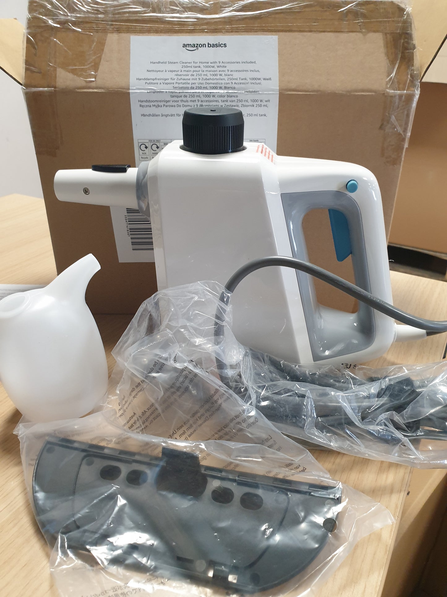 255277 - AMAZON BASICS - Pastrues me avull portativ për në shtëpi me 9 aksesorë, 1000W, rezervuar 250 ml, i bardhë