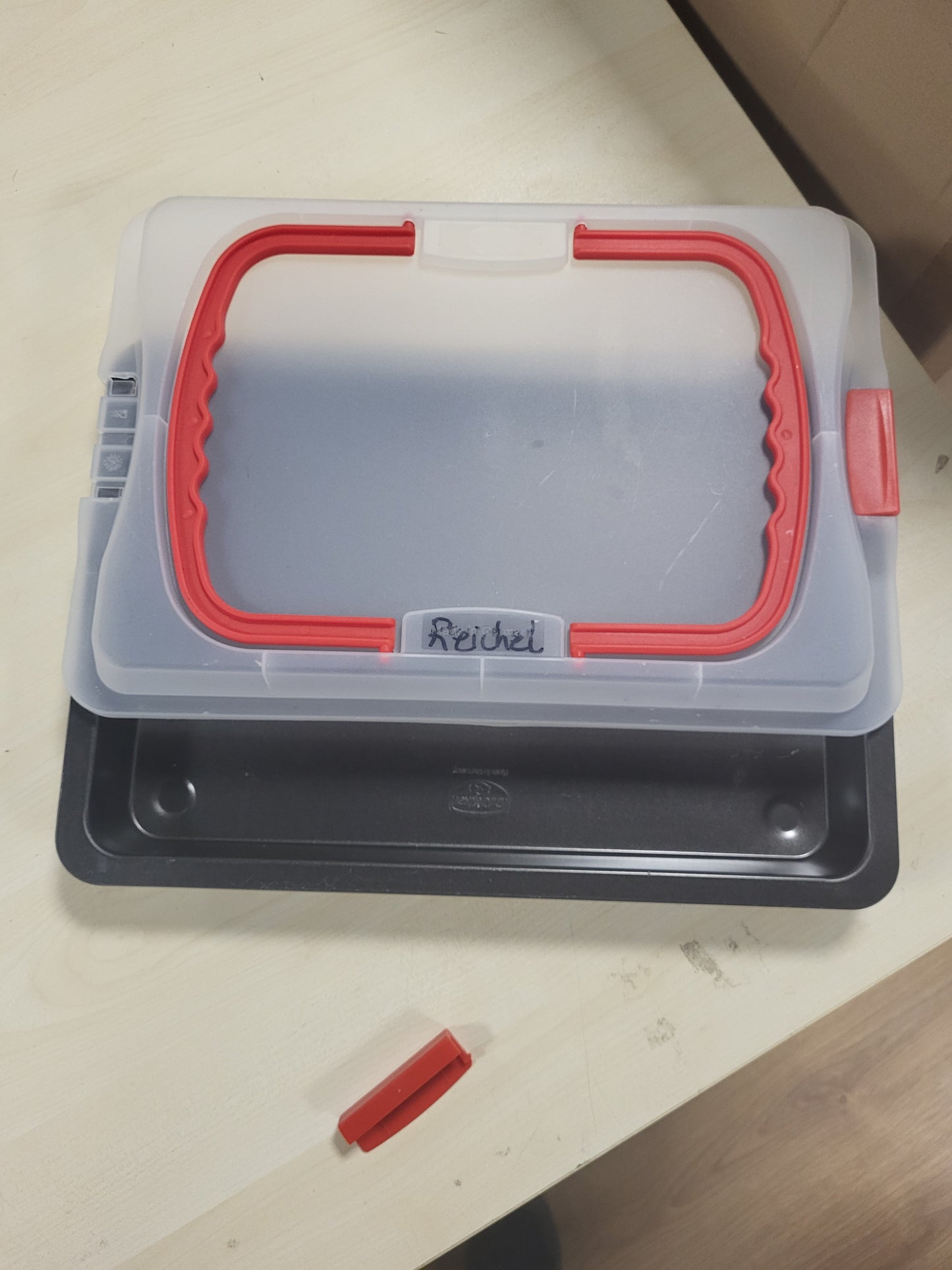 218450 - DR. OETKER Tepsi Pjekjeje me Mbulesë Transporti Bake & Go – 3 në 1: Tepsi Furre për Pjekje, Ruajtje dhe Transportim – Jo-ngjitëse, 42x29x4 cm