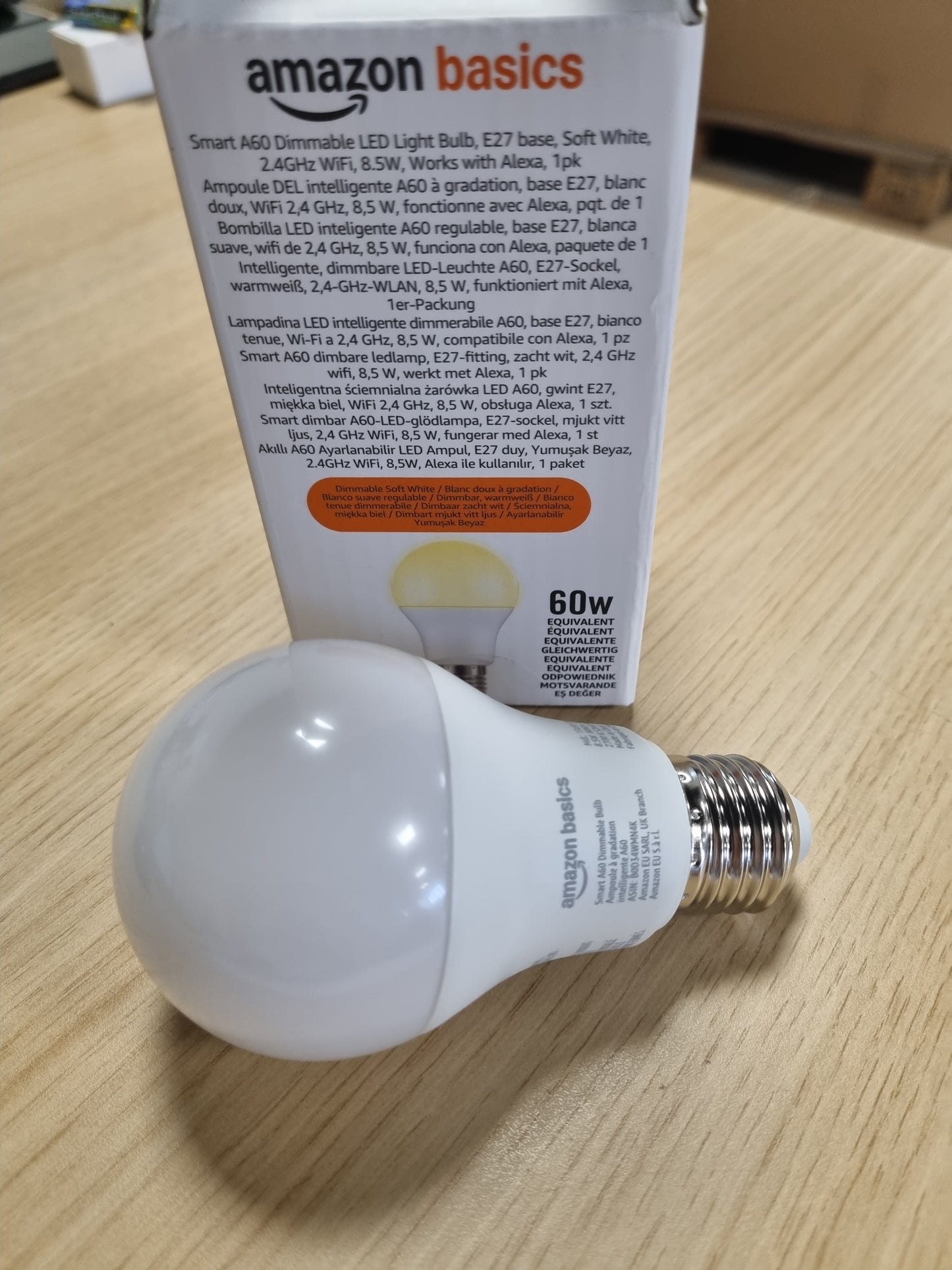 186330 - AMAZON BASICS Llampa LED Inteligjente, E27, 8W (Ekuivalente me 60W), me Errësim, E Bardhë e Butë, Funksionon Vetëm me Alexa, 1 Pako