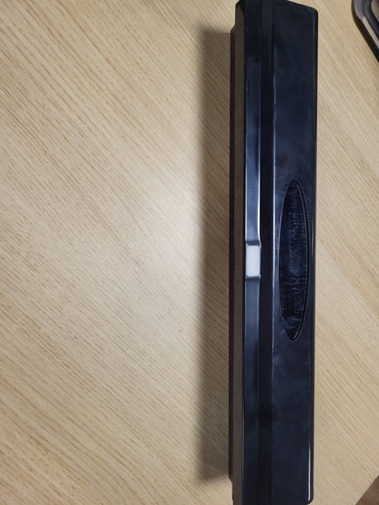 219003 - WENKO Perfect-Cutter, shpërndarës për rrotulla prej letre alumini dhe folie alumini deri në 33 cm të gjera, prerje e pastër me tehun e dhëmbëzuar prej çeliku inox, 38 x 5.2 x 6.7 cm, e zezë