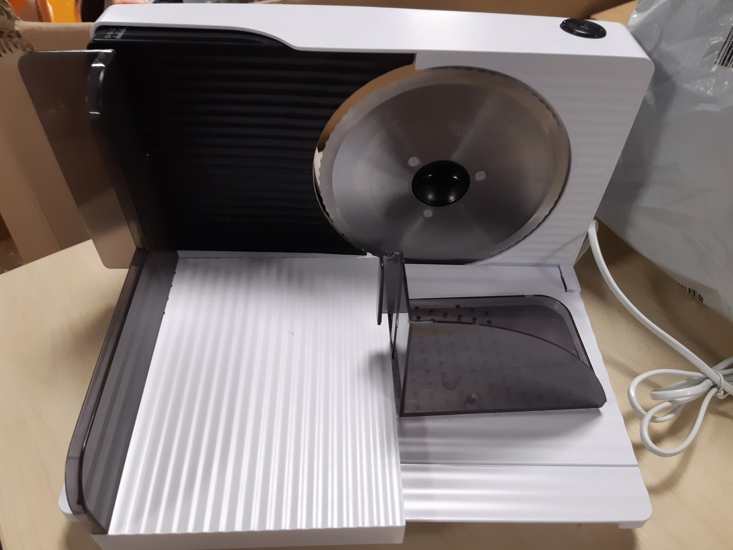 162448 - SEVERIN Prerës i Palosshëm, 100W, Motor DC, Trashësi Prej 0-15mm, Teh Solingen i Lëvizshëm RSG, Çelës Sigurie, 10.1x20.2x33.1cm, E Bardhë/ E Zezë - Modeli AS 3912