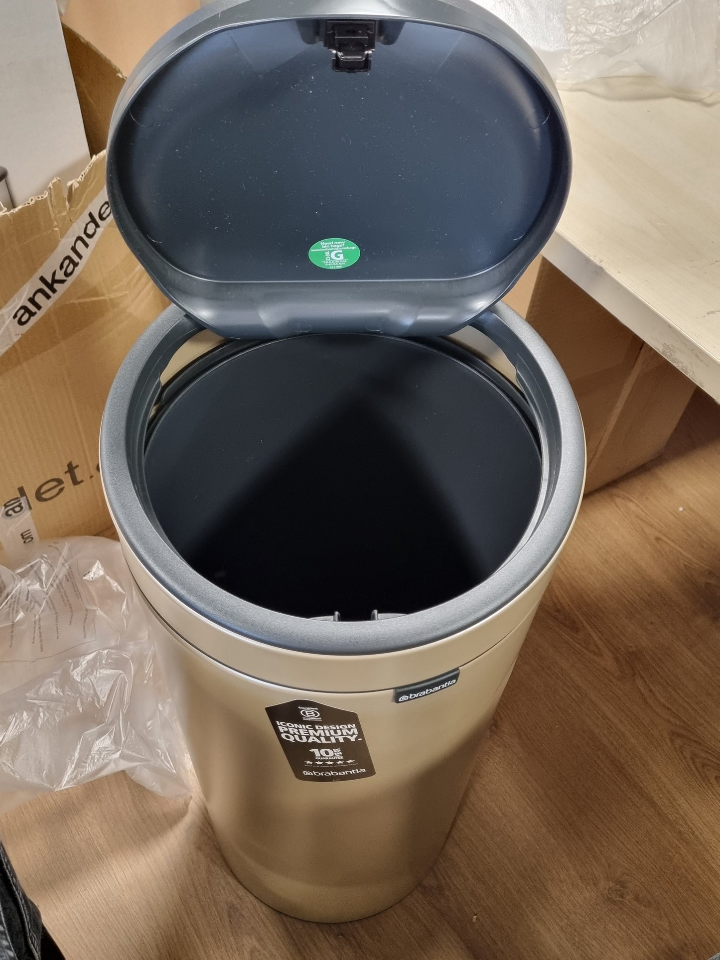213048 - BRABANTIA Kovë plehrash Touch, 30 litra, me kovë plastike të brendshme - ngjyrë ari metalike