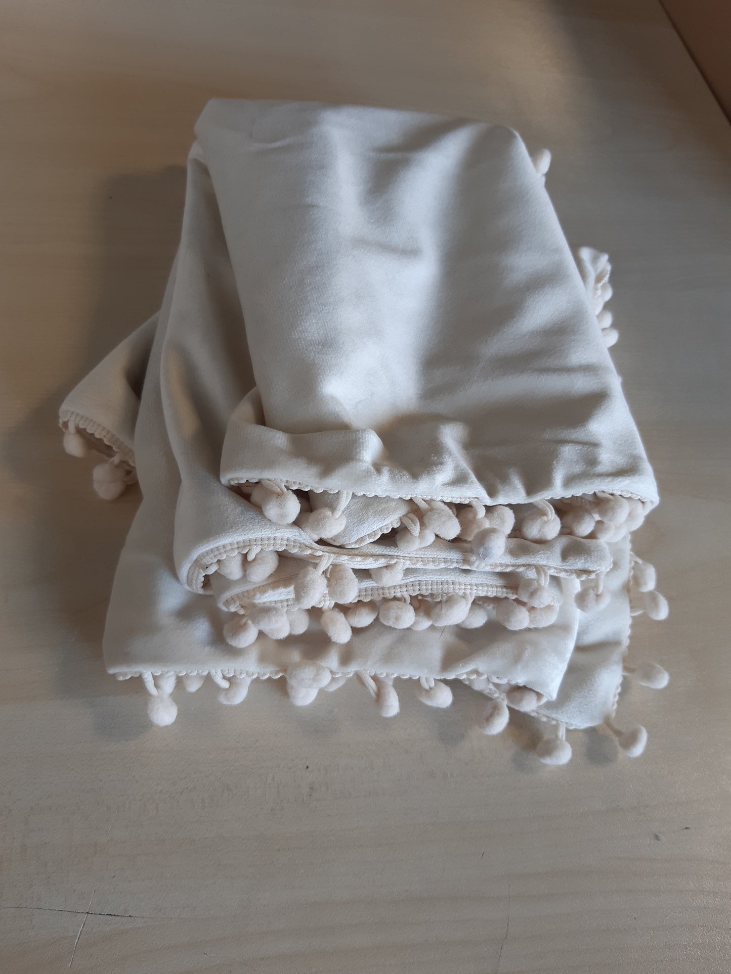 258000 - SET me 2 Mbulesa Jastëkësh Dekorativë prej Kadifeje të Butë me Tassels, (50x50 cm, E Bardhë Krem)