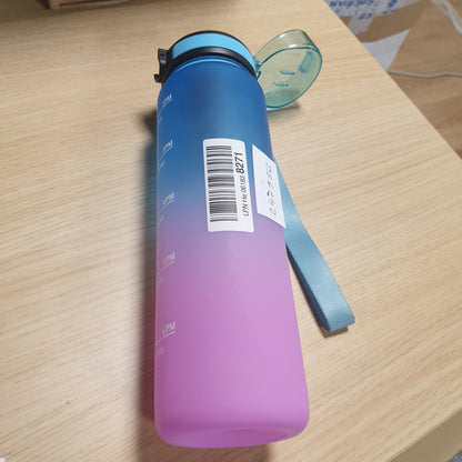 247956 - MOTSWEDI Shishe uji 1L, e papërshkueshme nga rrjedhjet, shishe kashte, me shënues kohe, dorezë mbajtëse, për ecje në natyrë, sporte, joga, blu vjollcë