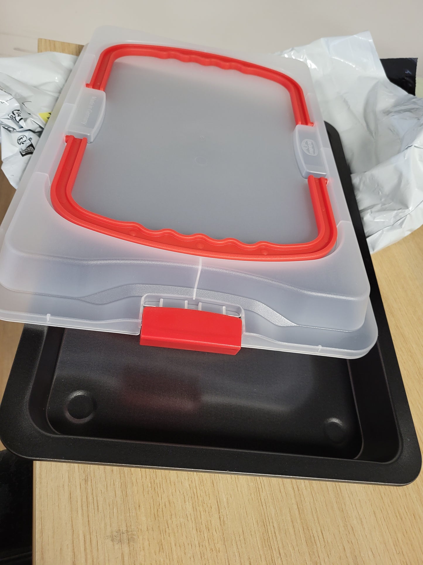 222771 - DR. OETKER - Tepsi Pjekjeje Bake & Go me Mbulesë Transporti – 3 në 1: Tepsi Furre për Pjekje, Ruajtje dhe Transportim – Jo-ngjitëse, 42x29x4 cm