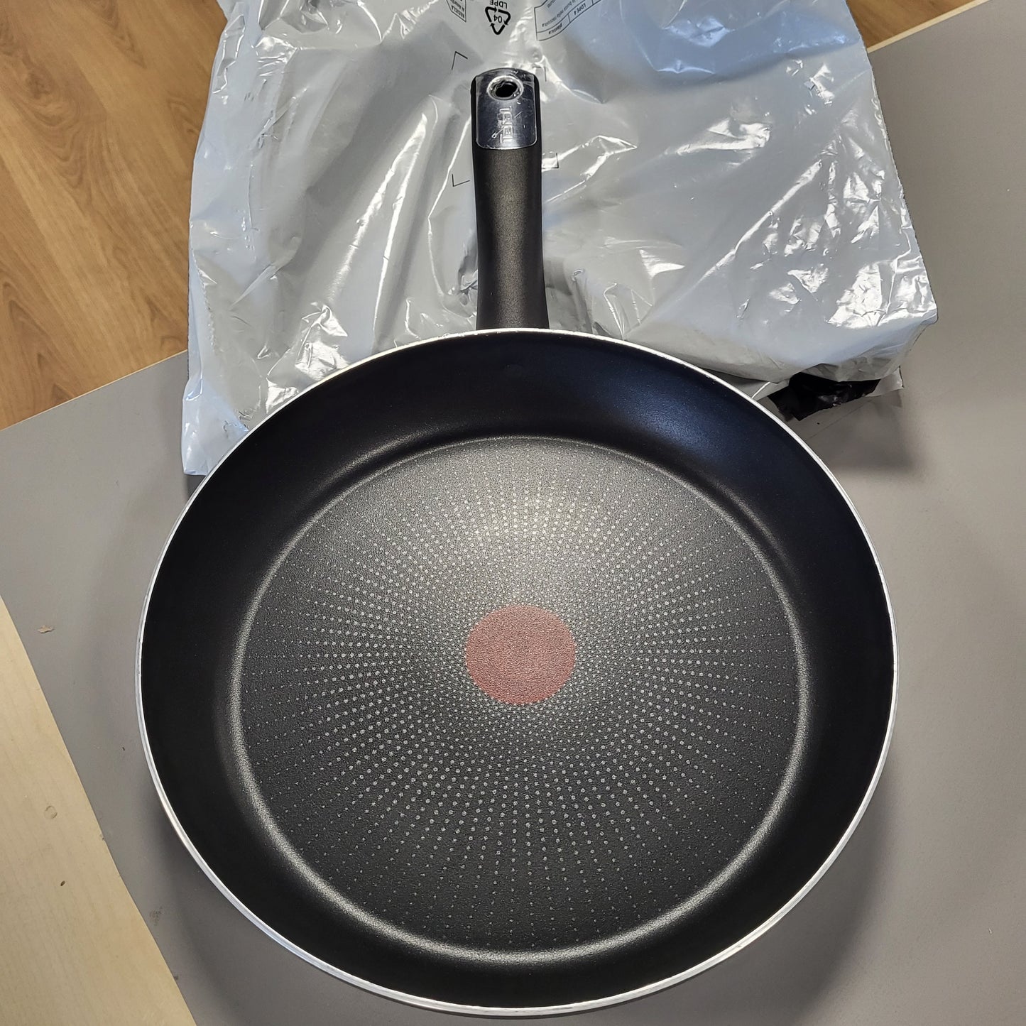 255916 - TEFAL Tigan Hard Titanium Essential 28 cm, shtresë jo ngjitëse, i sigurt për lavastovilje, jo i përshtatshëm për soba me induksion, Prodhuar në Francë, C38806