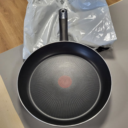 255916 - TEFAL Tigan Hard Titanium Essential 28 cm, shtresë jo ngjitëse, i sigurt për lavastovilje, jo i përshtatshëm për soba me induksion, Prodhuar në Francë, C38806