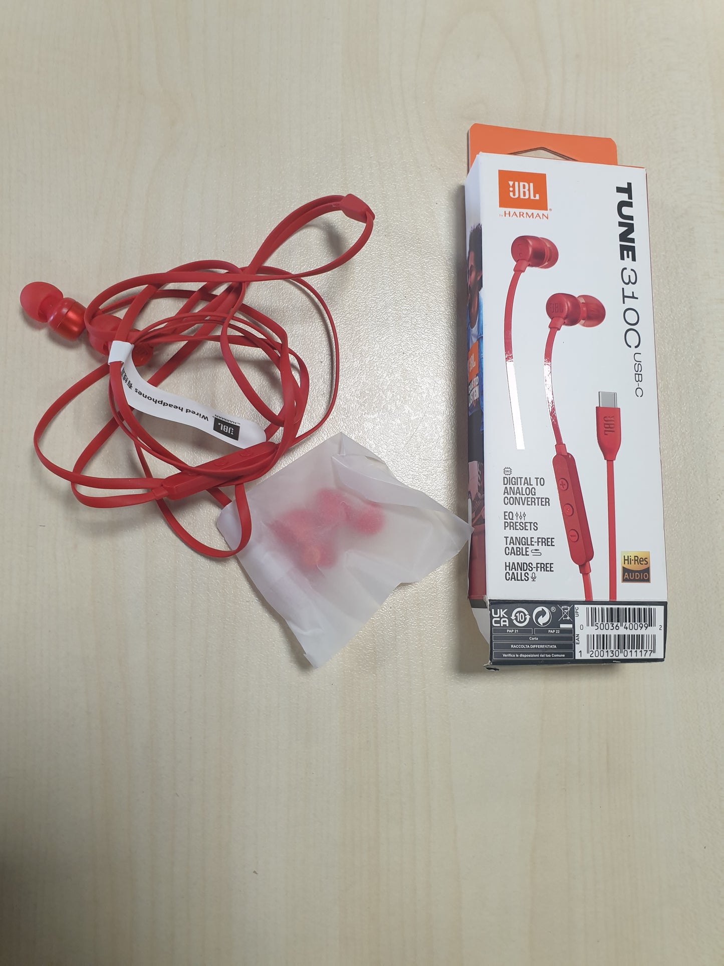 268744 - JBL - Kufje Tune 310 C - Kufje me tel në vesh me JBL Pure Bass Sound, mikrofon dhe portë USB-C - të kuqe
