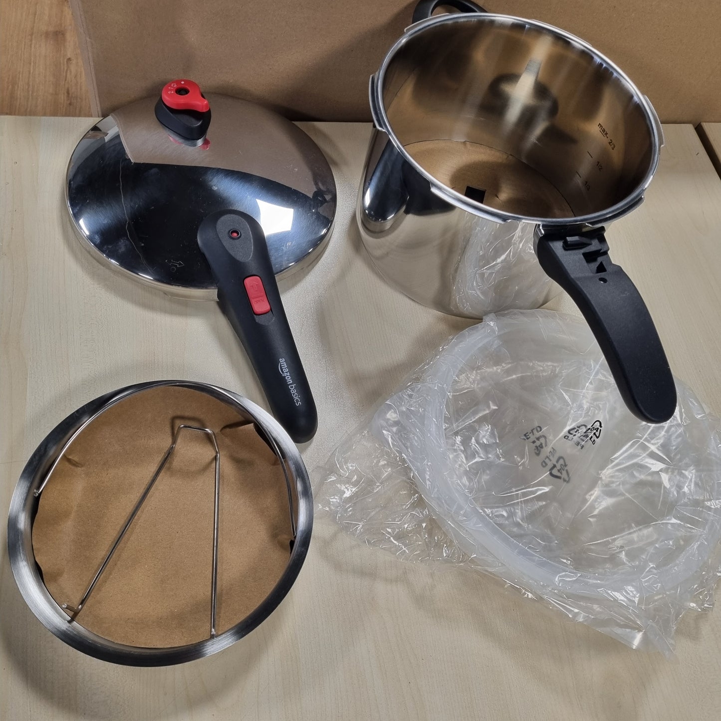204145 - AMAZON BASICS Tenxhere me Presion prej Çeliku Inox me Avullore, Kapacitet 6 Litra, Ngjyra Argjendi
