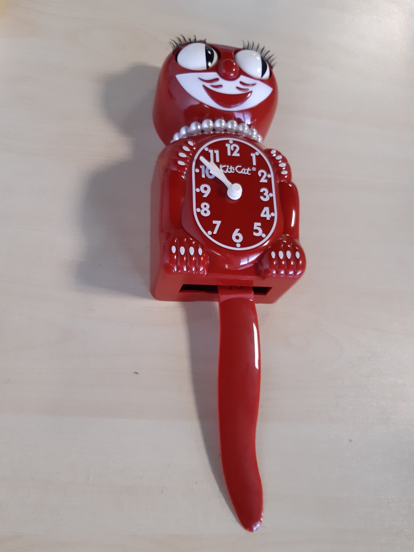 231162 - KIT CAT KLOCK® Gjerdan me Perla dhe Ngjyrë Hapësinore me Ngjyrë Qershie të Kuqe, Orë Mace me Sy dhe Bisht Lëvizës, Orë Muri me Bateri