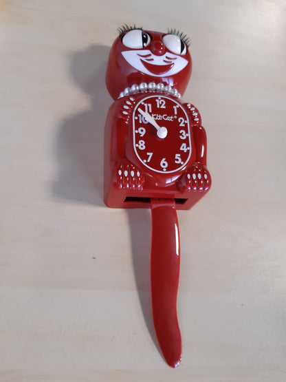 231162 - KIT CAT KLOCK® Gjerdan me Perla dhe Ngjyrë Hapësinore me Ngjyrë Qershie të Kuqe, Orë Mace me Sy dhe Bisht Lëvizës, Orë Muri me Bateri