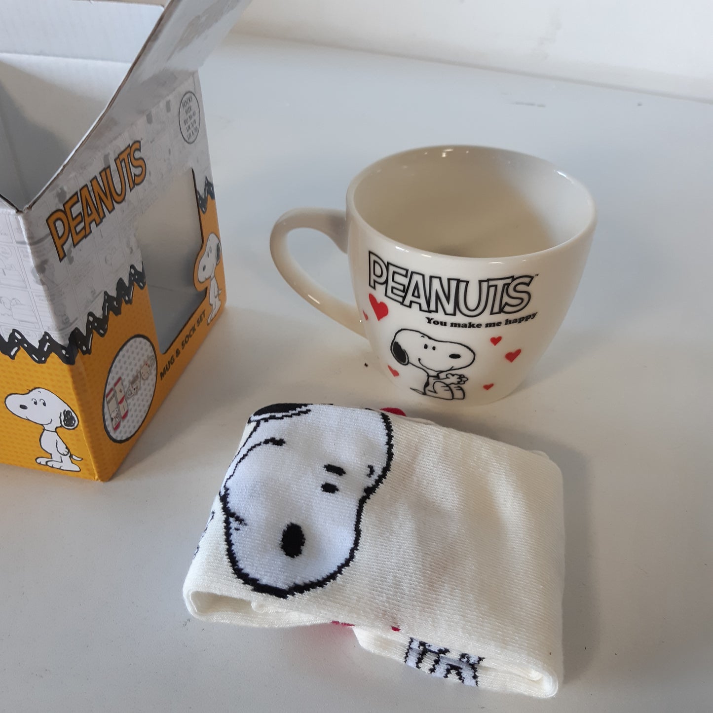 216768 - PEANUTS MERRNI Set Dhurate me Filxhan dhe Çorape Trend Snoopy për Gra dhe Adoleshente, Filxhan Qeramike 340ml dhe Çorape Shumëngjyrëshe, Dhuratë Origjinale (Snoopy Rozë)