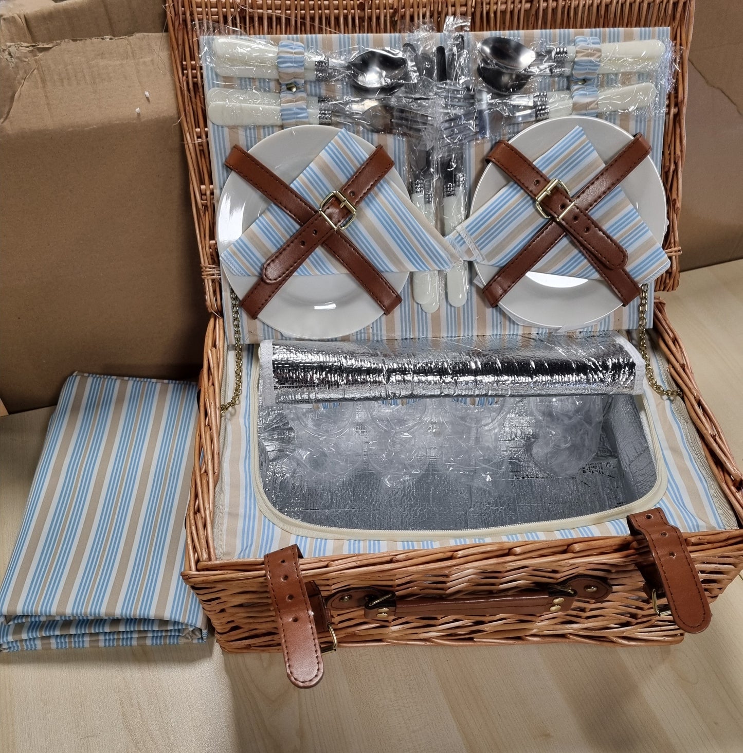 221274 - HAPPY PICNIC - Set Shportash Pikniku prej Thurjeje për 4 Persona, Shportë e Madhe prej Shelgu me Ndarje të Madhe Ftohëse të Izoluar