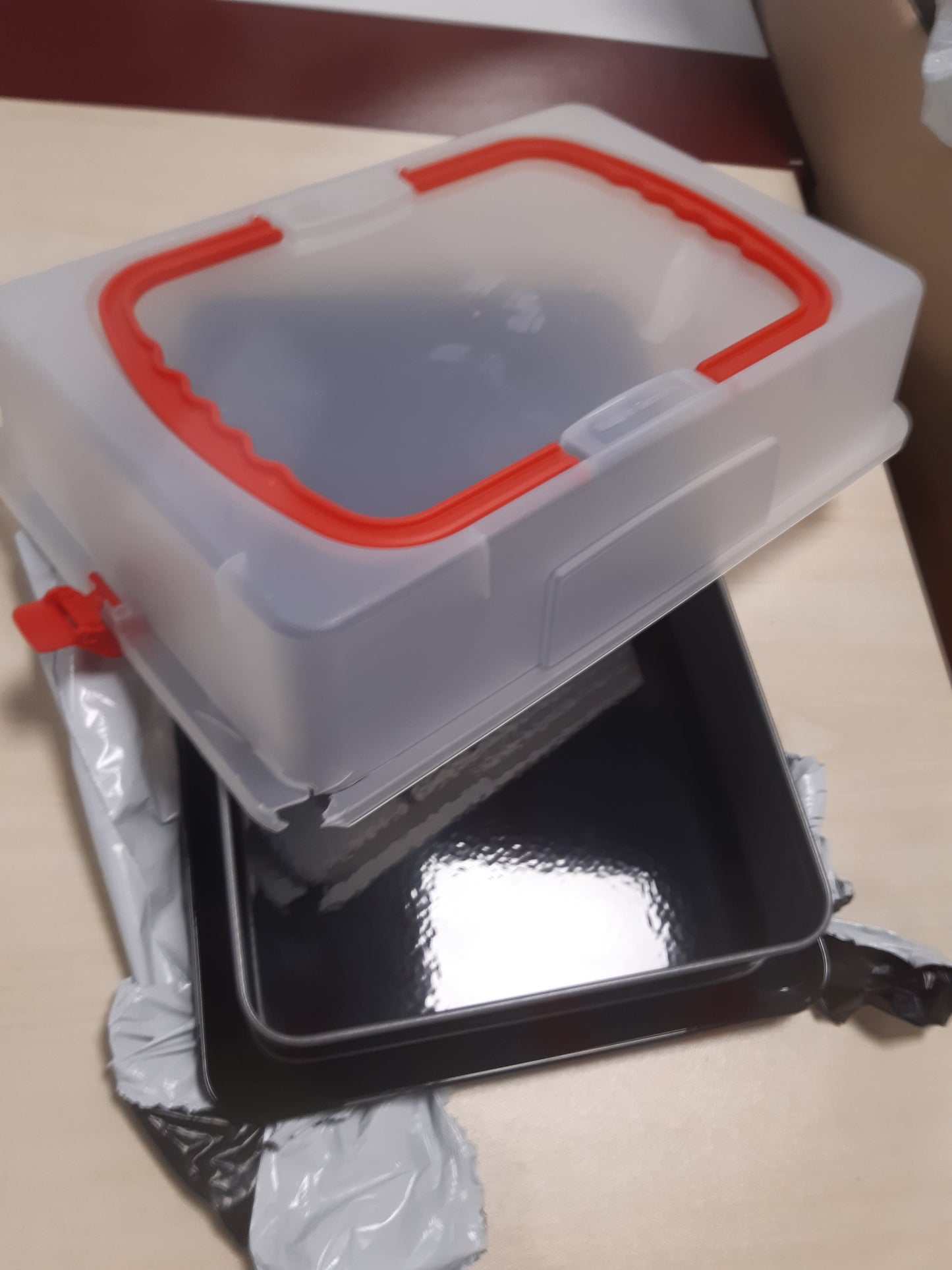 245360 - DR. OETKER Tavë drejtkëndëshe me bazë servirjeje dhe mbulesë 43.5 x 29.5 x 10.5 cm, material smalti, veshje jo-ngjitëse
