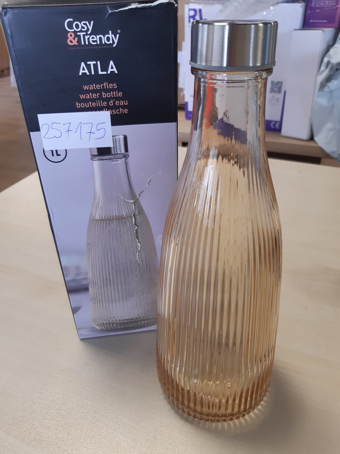 257175 - ATLA Shishe qelqi komode dhe në modë, 1L, shampanjë e gazuar - me tapë, ngjyrë bezhë