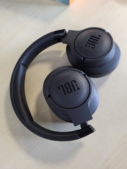 267780 - JBL Kufje Tune710BT pa tel mbi vesh, JBL Pure Bass, jetëgjatësi baterie 50 orë, thirrje pa duar, kontroll zanor, e zezë