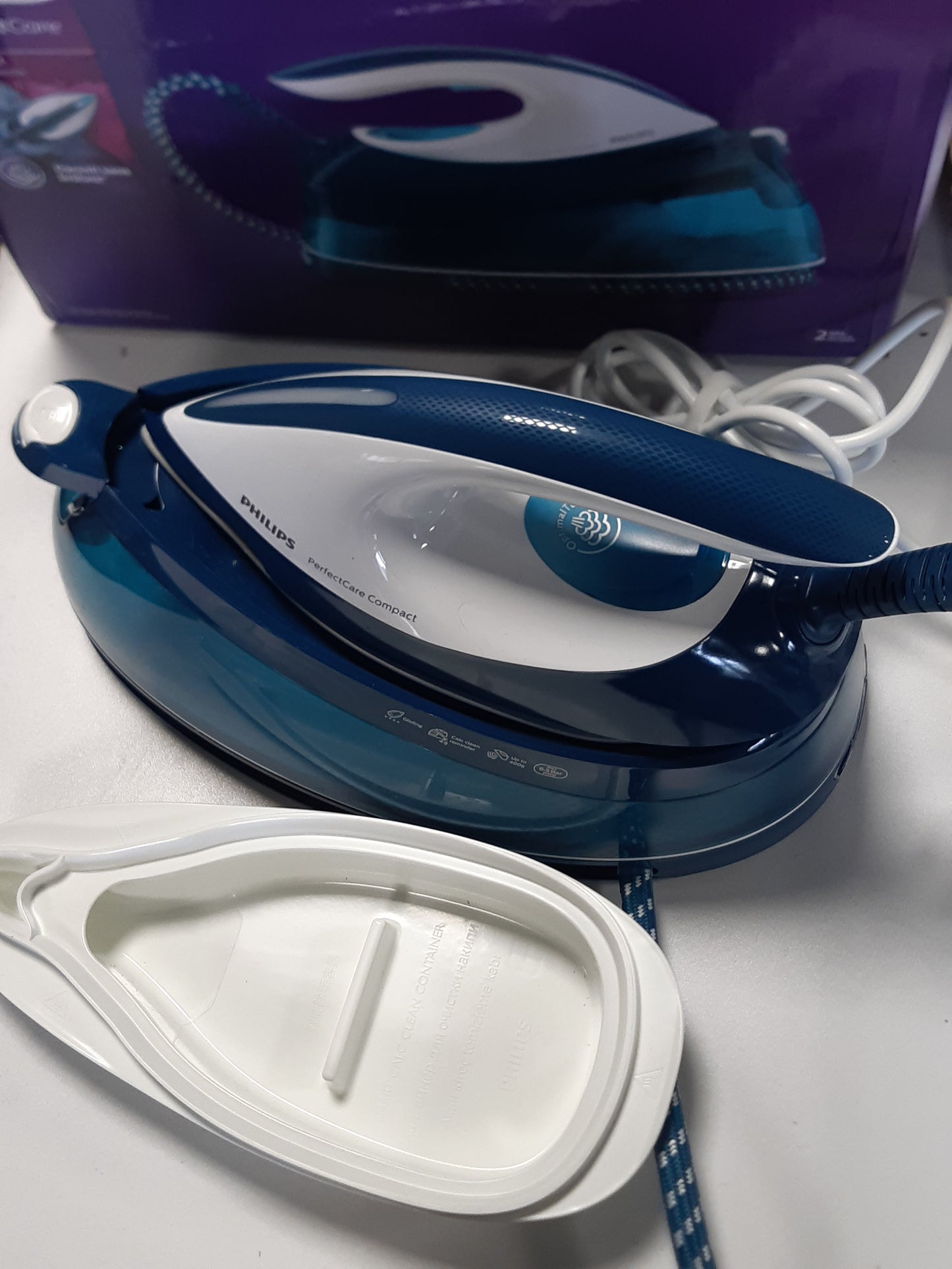 162072 - PHILIPS Hekur Kompatkt me Gjenerator Avulli PerfectCare - 2400W, Fuqi Avulli 400g, Presion 6.5 Bar, Teknologji OptimalTEMP, Rezervuar Uji 1.5L, i Bardhë/Blu (GC7844/20)