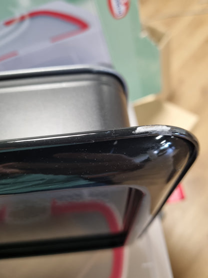 217453 - DR. OETKER Tavë drejtkëndëshe me sustë me bazë servirjeje dhe mbulesë 43.5 x 29.5 x 10.5 cm, tavë katrore pjekjeje me bazë të sheshtë rezistente ndaj prerjeve dhe gërvishtjeve dhe veshje smalti, veshje jo-ngjitëse