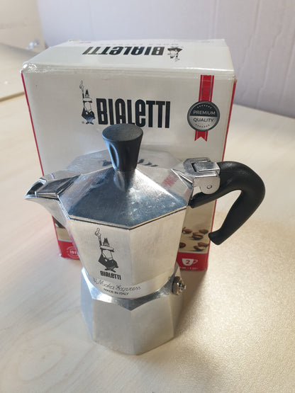 154785 - BIALETTI Moka Express, Makinë Kafeje me Kapacitet 90ml, për 2 Filxhanë, Materiali Alumini, jo e Përshtatshme për Induksion, me Dorezë Kundër Djegies