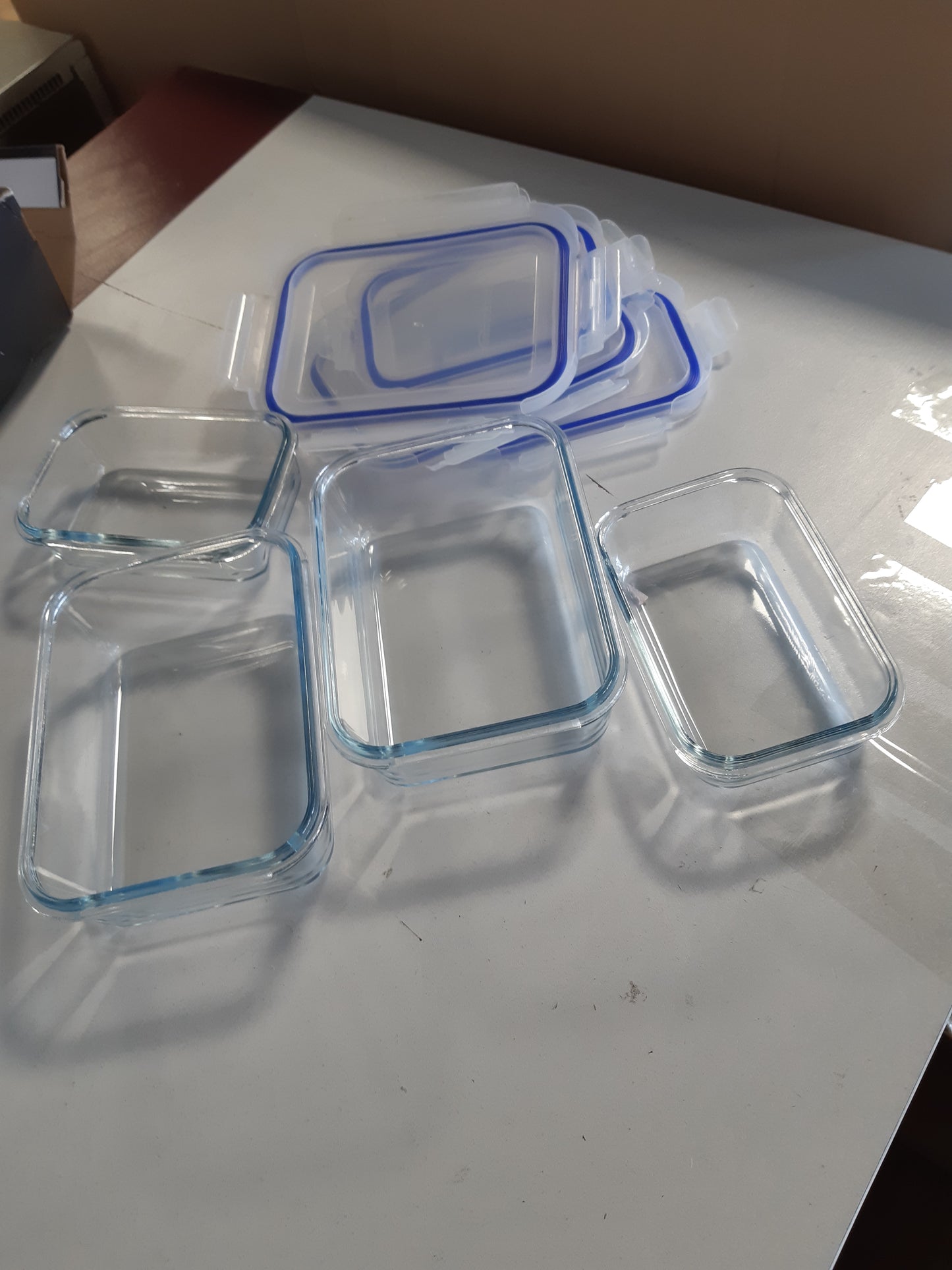 263453 - Amazon Basics Enë qelqi të papërshkueshme nga rrjedhjet me kapakë, set me 14 pjesë, 7 enë dhe 7 kapakë plastikë, transparente, blu, pa BPA