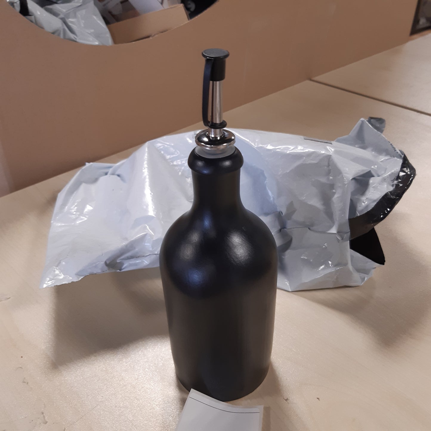 251824 - Shishe vaji mikken 500 ml, prej guri e zezë me grykë dhe etiketë, Prodhuar në Gjermani