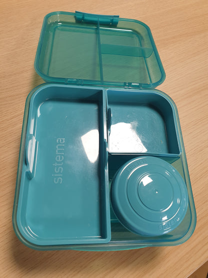 257740 - KUTI DREKE Kuti Dreke Plastike Sistema Bento Box me Ndarje për Oqean | Kuti Dreke 1.25 L me Enë Kosi/Frutash | Kuti Dreke për Fëmijë dhe të Rritur | E Prodhuar me Plastikë të Ricikluar | Ngjyrë Bruz