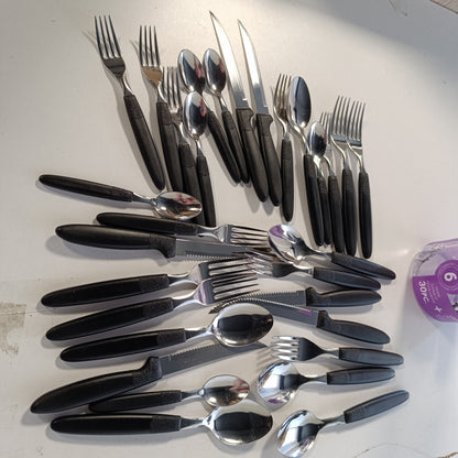 162612 - TRAMONTINA IPANEMA - Set Takëmesh 30 Pjesë me Tija Çeliku Inox dhe Doreza të Zeza Polipropileni