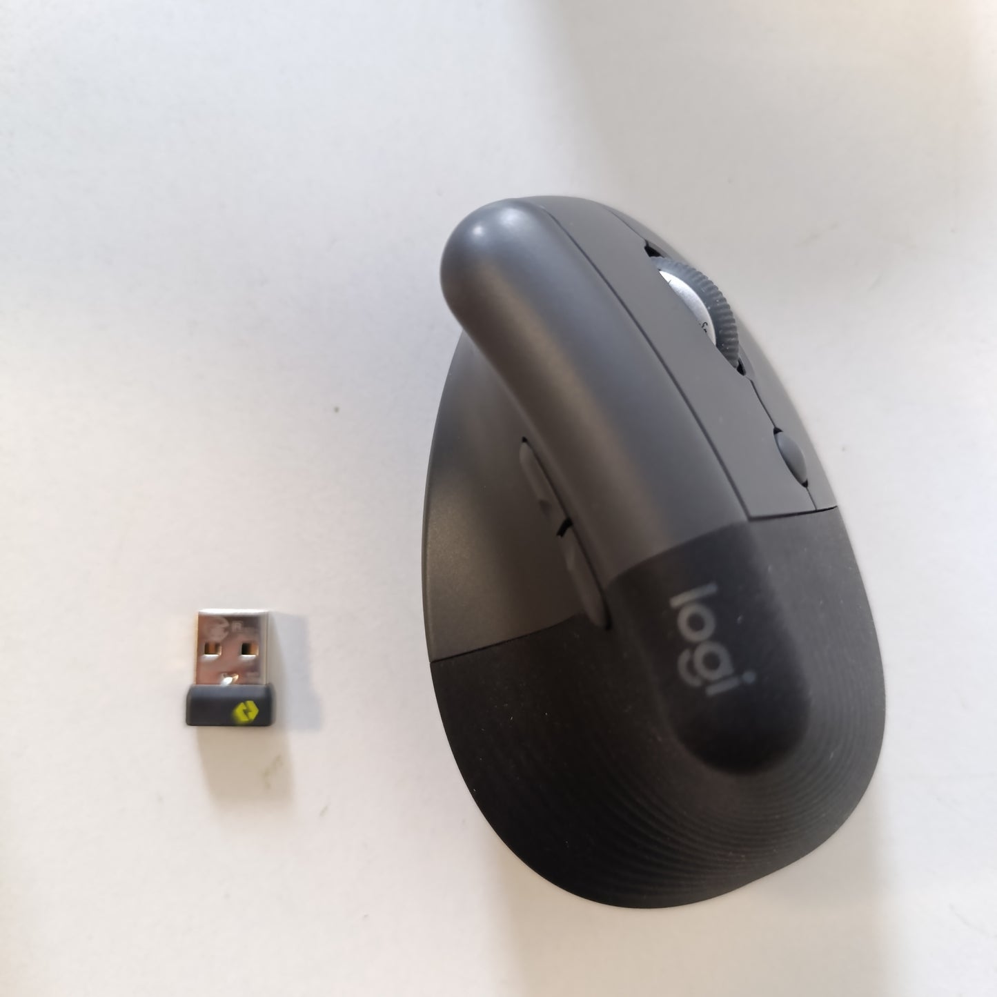 266168 - LOGITECH Lift Vertikal Ergonomik - Maus Pa Tel, Marrës Bluetooth ose Logi Bolt USB, Klikime të Qeta, 4 Butona, I pajtueshëm me Windows/macOS/iPadOS, Laptop, PC - Gri