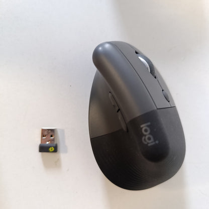 266168 - LOGITECH Lift Vertikal Ergonomik - Maus Pa Tel, Marrës Bluetooth ose Logi Bolt USB, Klikime të Qeta, 4 Butona, I pajtueshëm me Windows/macOS/iPadOS, Laptop, PC - Gri