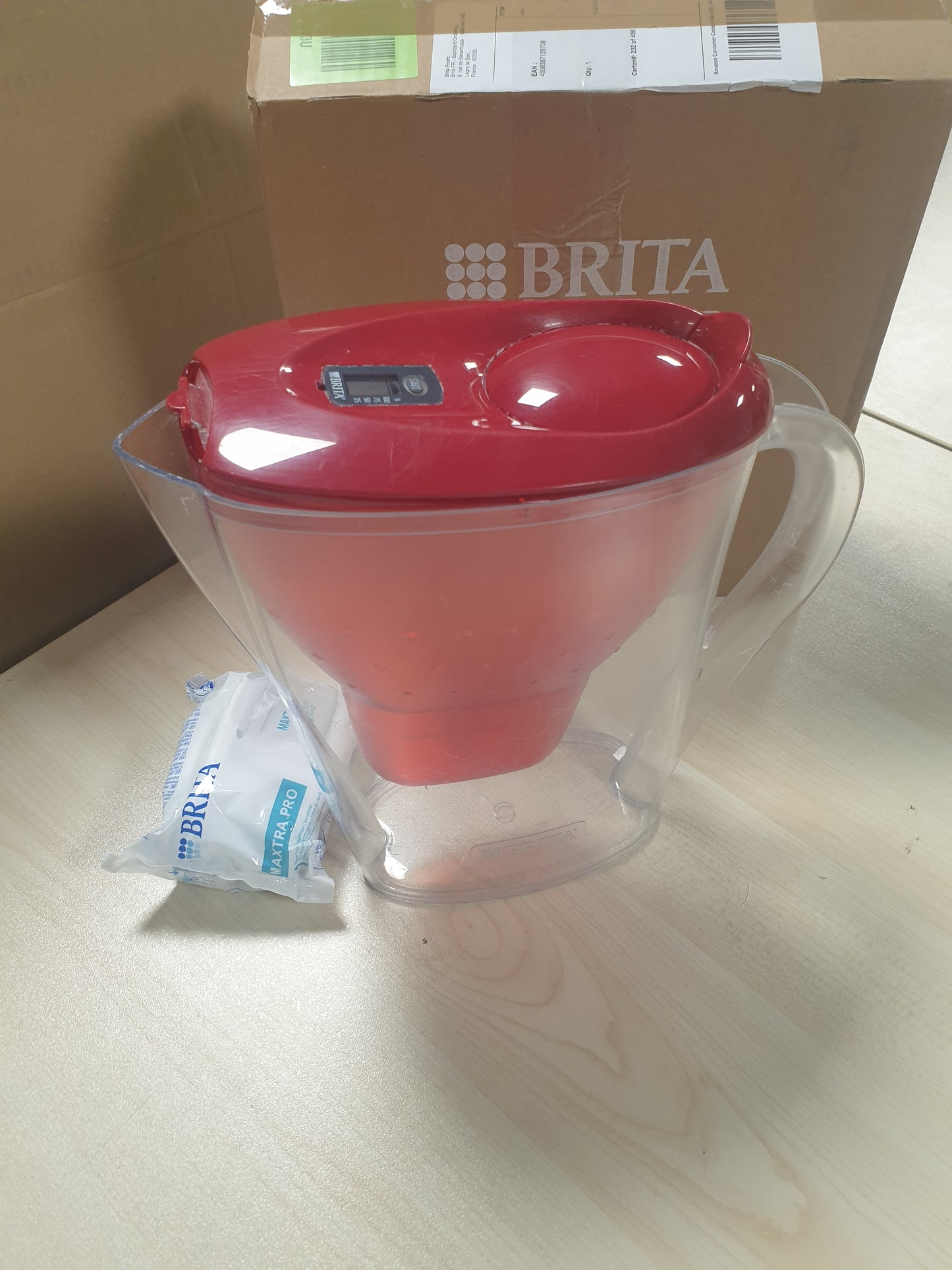 218178 - BRITA Enë Filtri Uji Marella e Kuqe (2.4L) me 1 fishek filtri MAXTRA PRO, zvogëlon PFAS, gëlqeren, klorin, papastërtitë dhe metalet e caktuara, treguesin e kohëmatësit