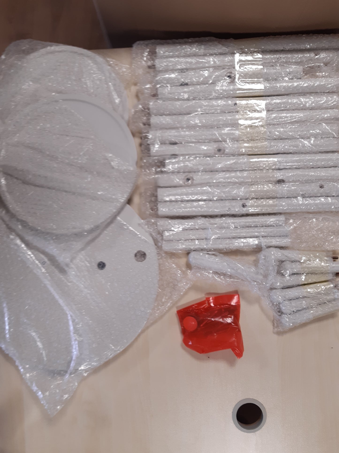 199042 - AQIMUELE Raft Rrobash prej Druri të Fortë me 3 Rafte dhe 3 Parmakë, Rrotulluese, e Bardhë, Përdoret për Rroba dhe Kapele në Korridor apo Dhomë Gjumi