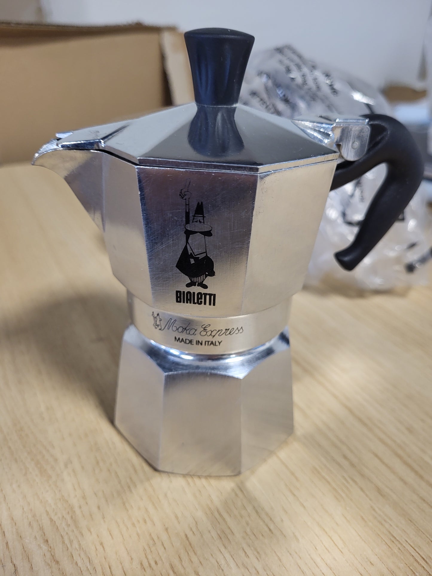 154632 - BIALETTI Moka Express Makinë për Kafe, Kapacitet 2 Filxhanë, Dorezë Kundër Djegies, Jo e Përshtatshme për Induksion, 90 ml, Materiali: Alumini