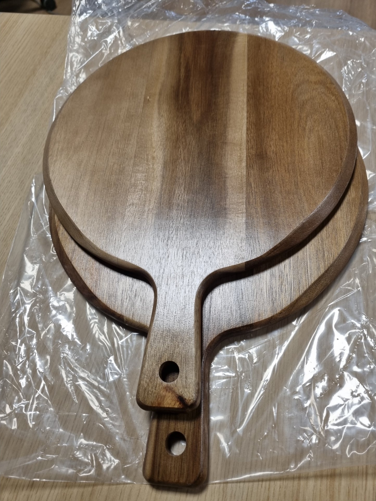 223067 - LDXDRU Set me 2 pjata pice të rrumbullakëta 30.5 cm, Dërrasë prerëse prej druri me dorezë