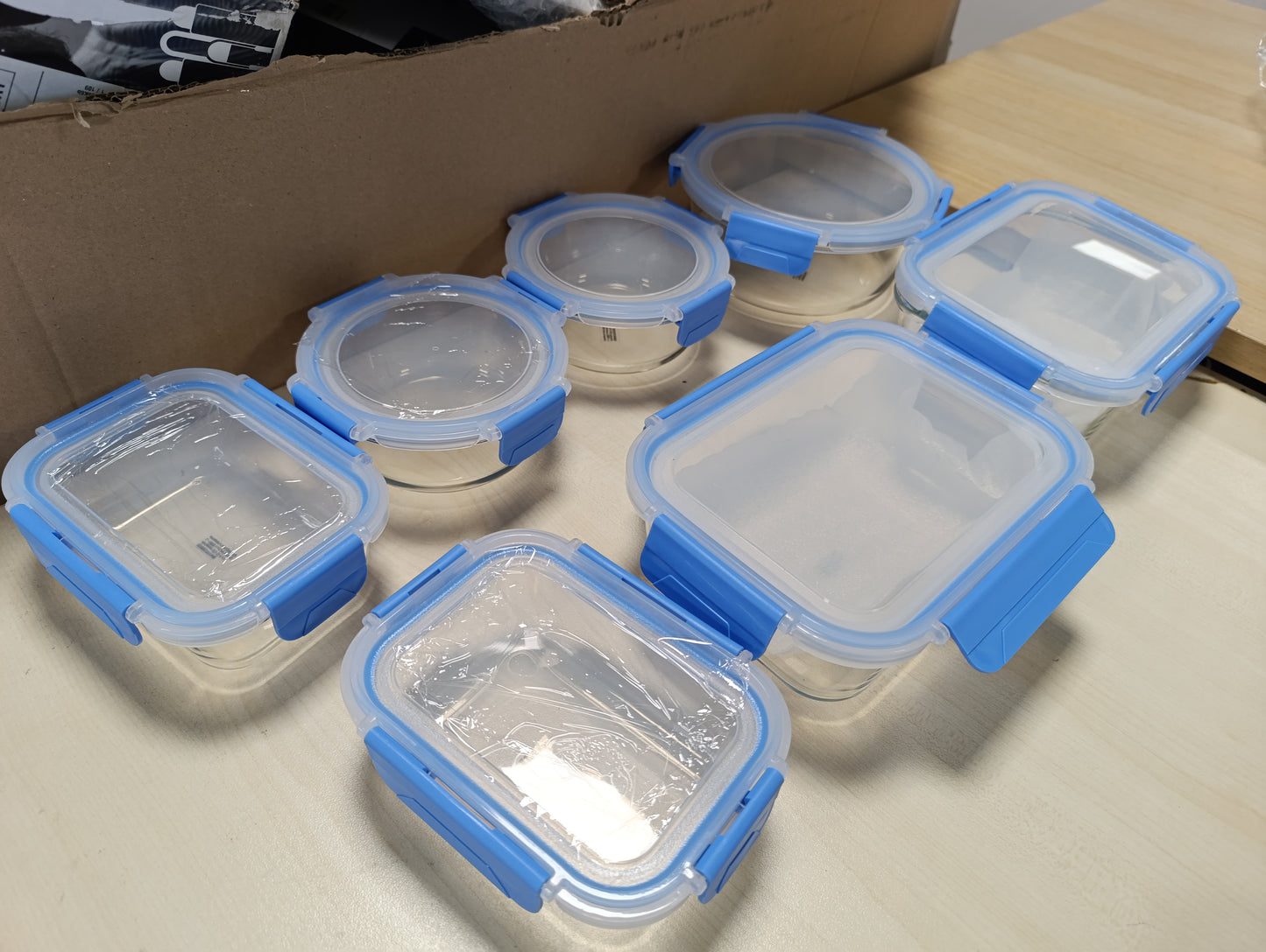 187743 - AMAZON BASICS Enë Qelqi për Ruajtjen e Ushqimit me Kapakë të Mbyllshëm, Pako 14 Copë, 4 Enë Drejtkëndëshe, 3 Enë të Rrumbullakëta, Transparente, pa BPA, me Unaza Silikoni, Blu