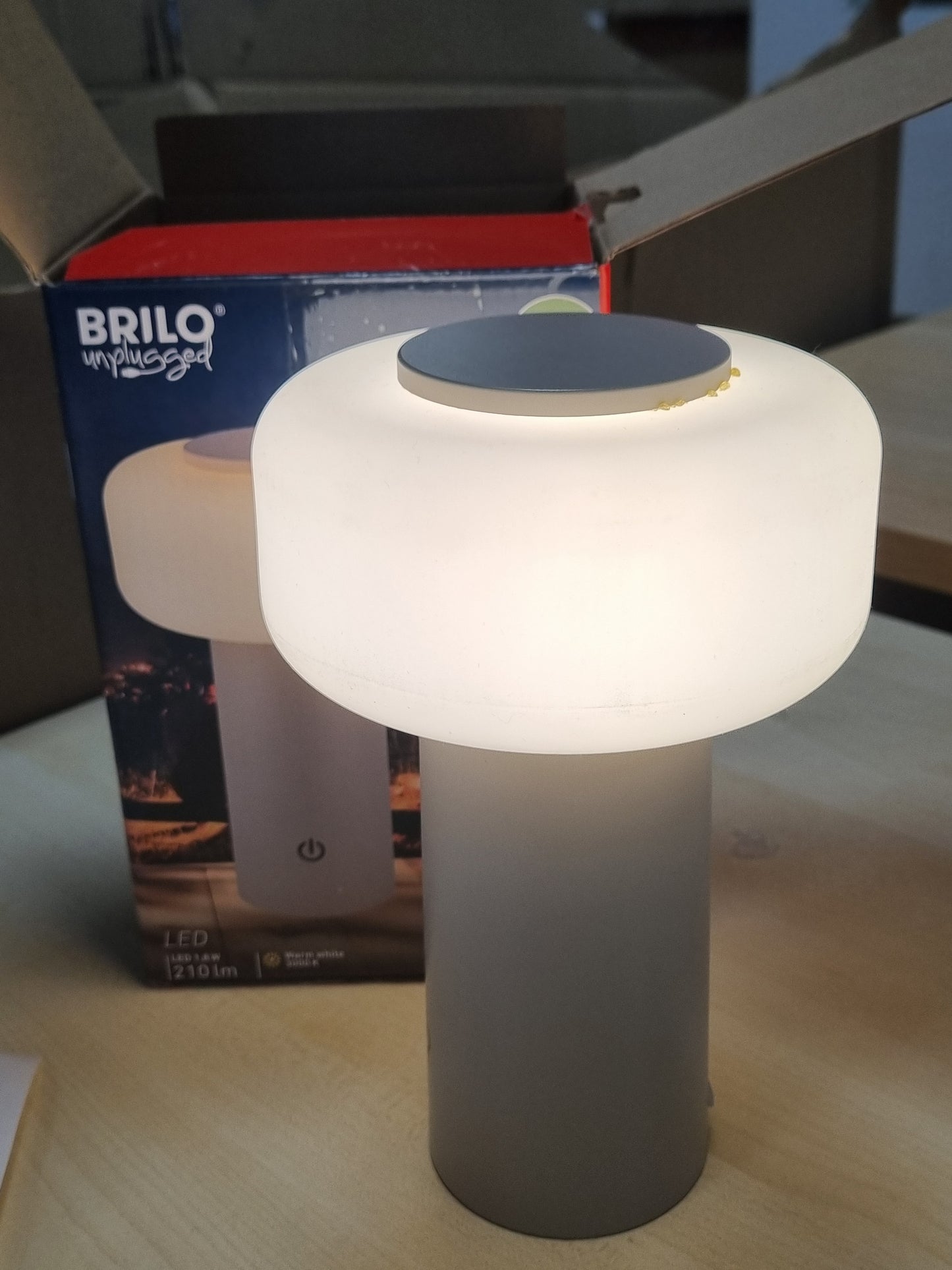 221890 - BRILONER - Llambë Tavoline LED Pa Tel IP44, 13x20.6 cm, Bezhë, Bateri e Zëvendësueshme, e Errësueshme, Llambë Rikarikueshme