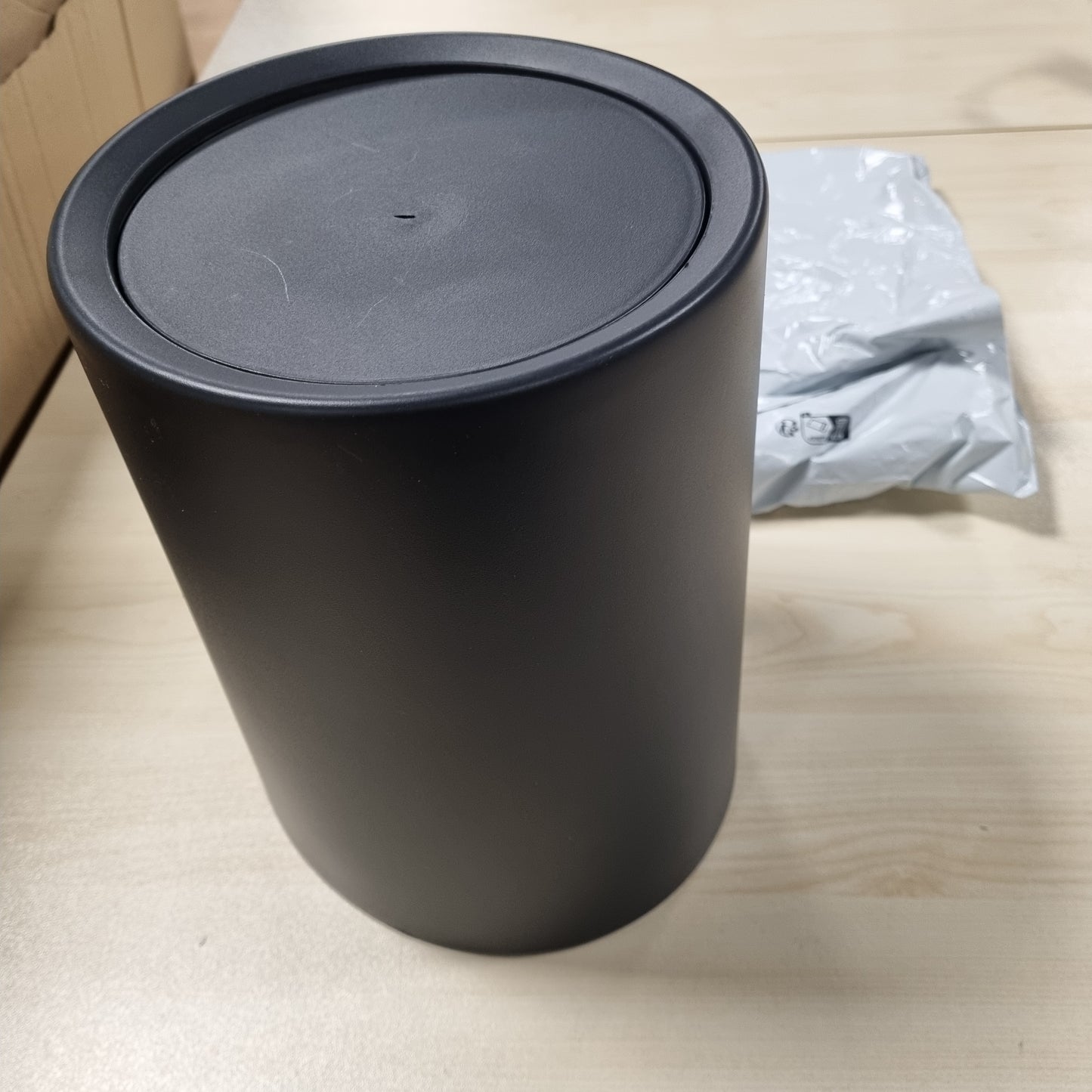 205109 - WENKO Kosh Kozmetik ATRI me Kapak Rrotullues, 6 Litra, Material Plastikë me Cilësi të Lartë, Kovë të Brendshme, Mbulesa Rrëshqitëse, Madhësi: Ø 21 x 25.5 cm, Ngjyra e Zi