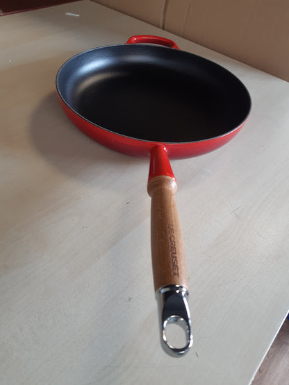 175015 - LE CREUSET - Tigan Signature prej Gize me Dorëzë prej Druri, 28 cm, Ngjyra Kuqe Qershie, Kodi 20258280600422