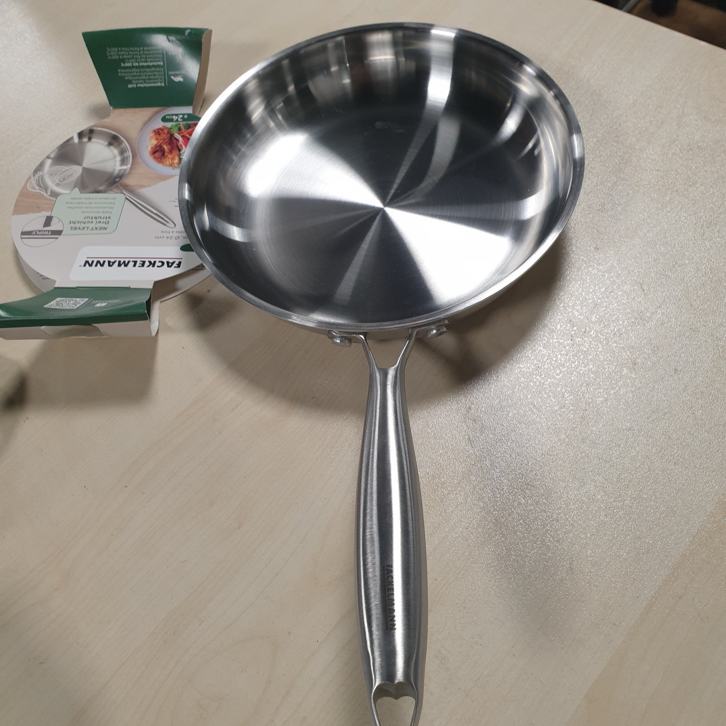 236757 - FACKELMANN Tigan Vita3 prej çeliku inox 24 cm, çelik inox i trefishtë me bazë difuzori të trefishtë, jo-ngjitës, pa PFA, i përshtatshëm për soba me induksion, gaz, qeramike dhe furrë, i sigurt për lavastovilje