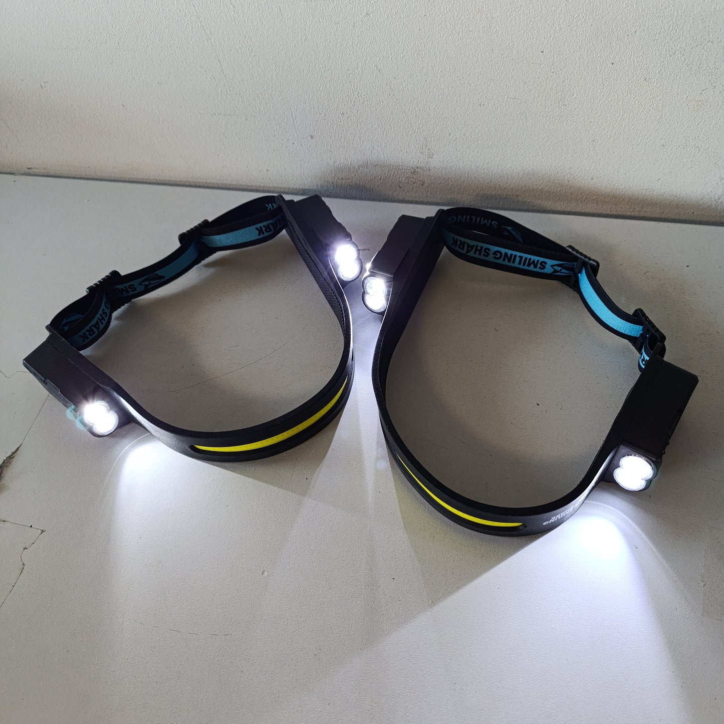 221365 - LLAMBË koke Smiling Shark, rikarikueshme ultra e ndritshme 2400mAh, 2 dritë të bardhë dhe 2 drita reflektuese me sensor lëvizjeje, llambë koke LED me funksion rrotullues 270°