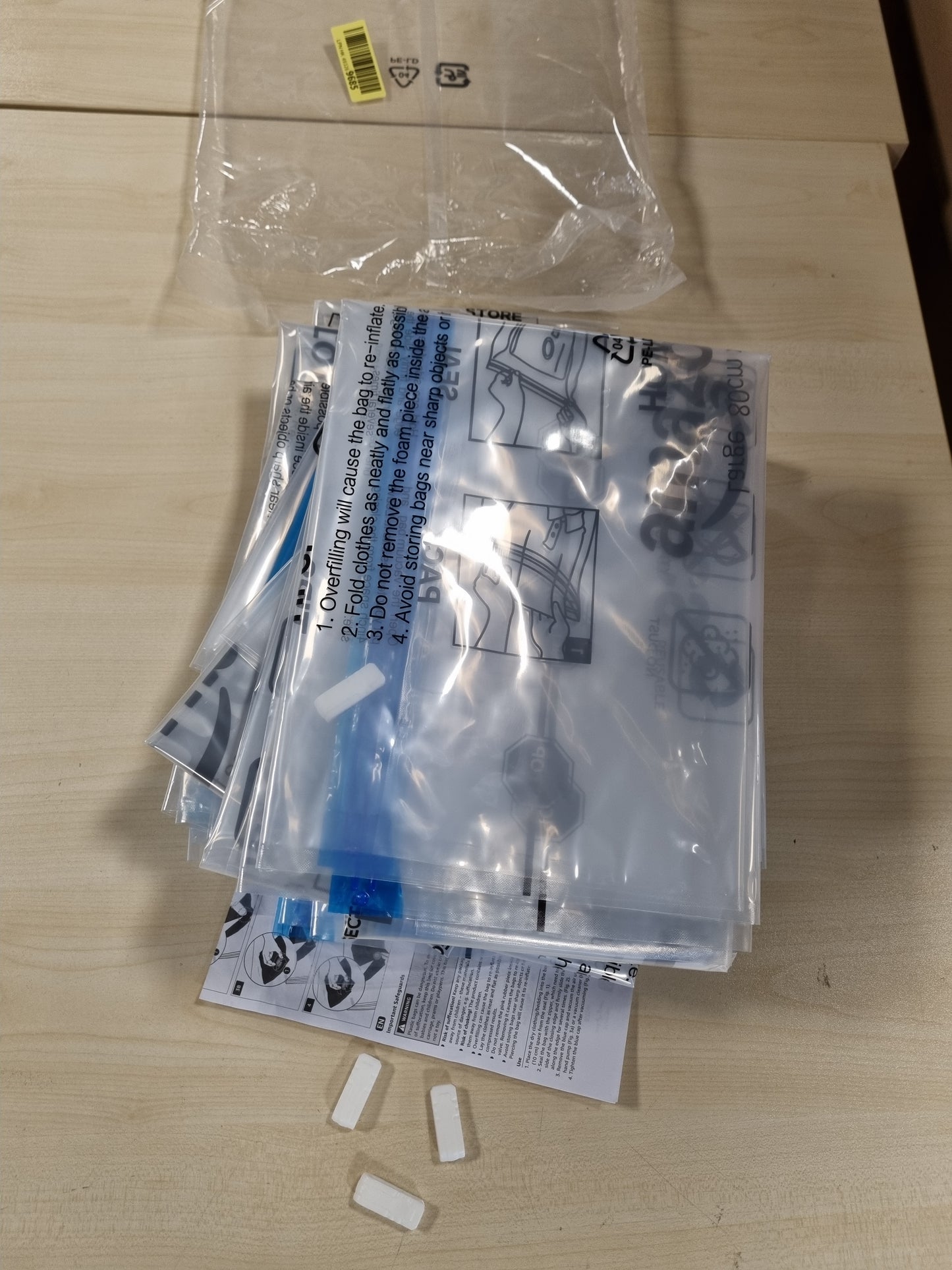 219163 - AMAZON BASICS Qese me vakum për rroba, 12 copë, 3 x Jumbo, 3 x të mëdha, 3 x të mesme, 3 x të vogla, me valvul hermetik dhe pompë dore, transparente