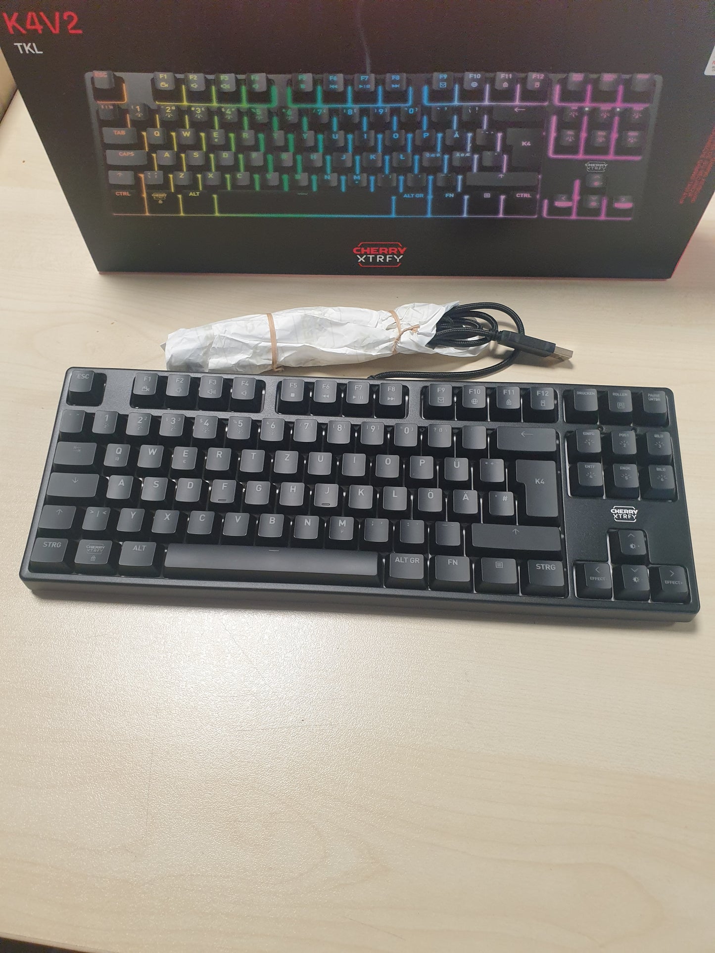 266118 - CHERRY XTRFY K4V2 TKL, Tastierë Lojërash me Tel pa Tastierë Numerike, Paraqitje Gjermane (QWERTZ), Ndriçim RGB, Çelësa Mekanikë MX2A të Kuq, E Zezë